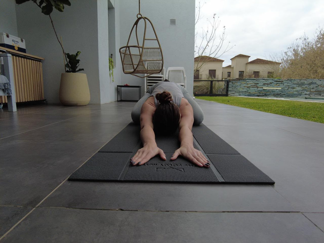 Close-up of the blue alignment guide lines printed along a yoga mat
